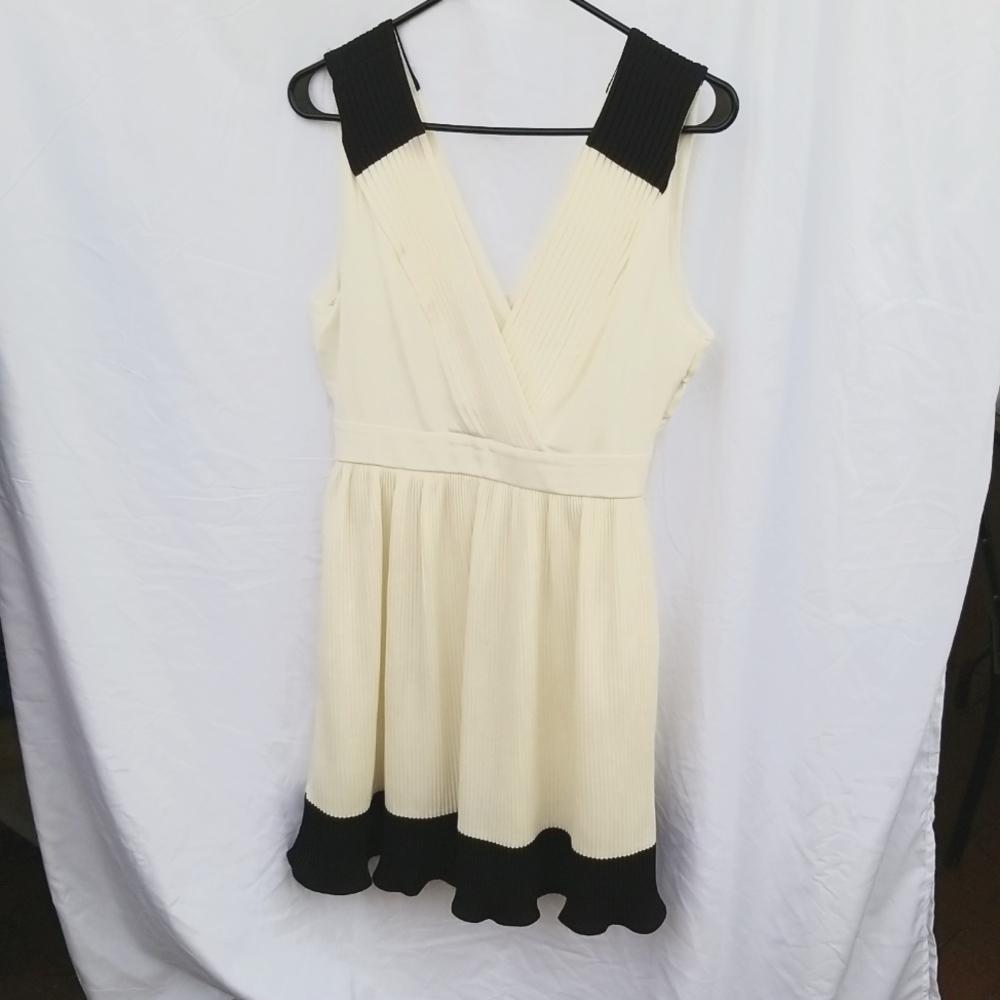 NWT Forever 21 women's cream/black pleated dress size medium